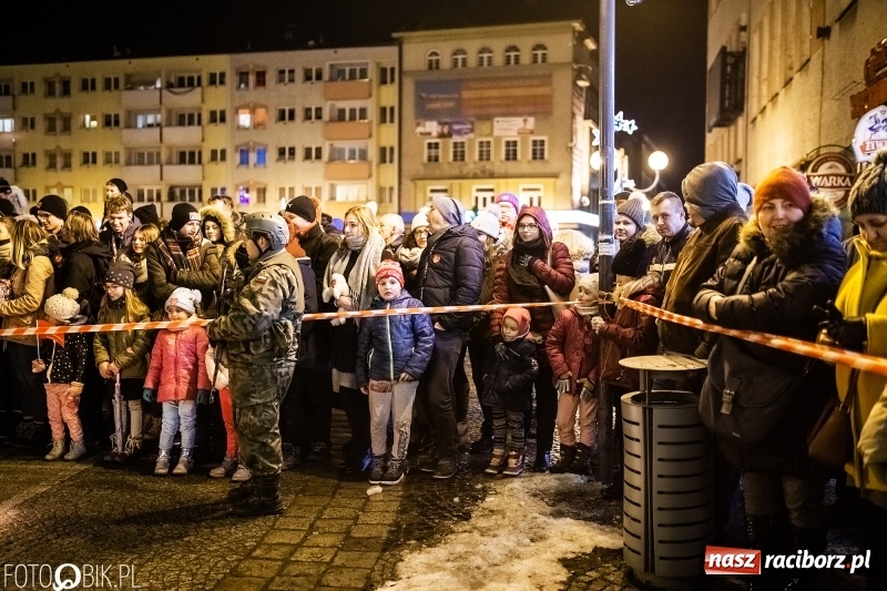 Zdjęcie w galerii na portalu naszraciborz.pl: Ogniste światełko do nieba. Labareda Fireshow na finał raciborskiego WOŚP  wiadomości z regionu