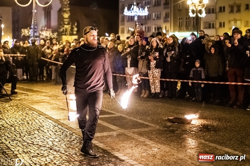 Zdjęcie w galerii na portalu naszraciborz.pl: Ogniste światełko do nieba. Labareda Fireshow na finał raciborskiego WOŚP  wiadomości z regionu