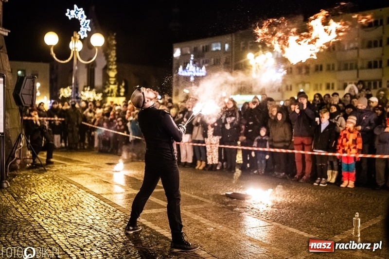 Zdjęcie w galerii na portalu naszraciborz.pl: Ogniste światełko do nieba. Labareda Fireshow na finał raciborskiego WOŚP  wiadomości z regionu