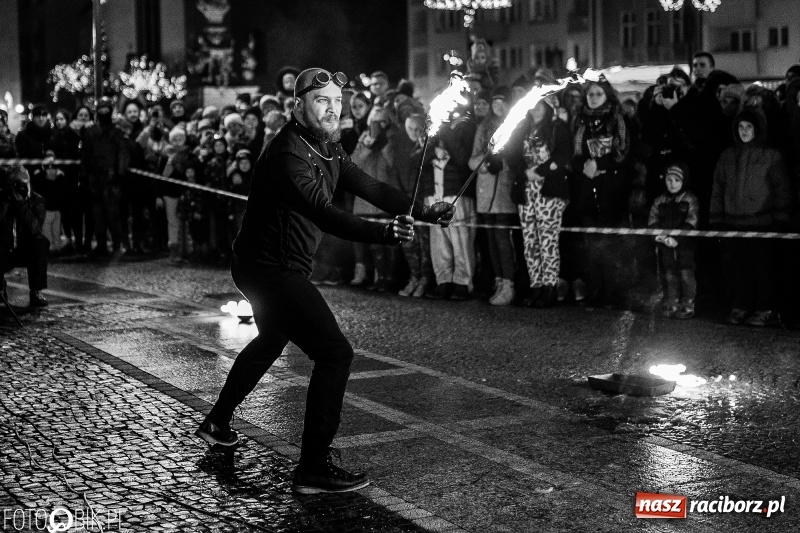 Zdjęcie w galerii na portalu naszraciborz.pl: Ogniste światełko do nieba. Labareda Fireshow na finał raciborskiego WOŚP  wiadomości z regionu
