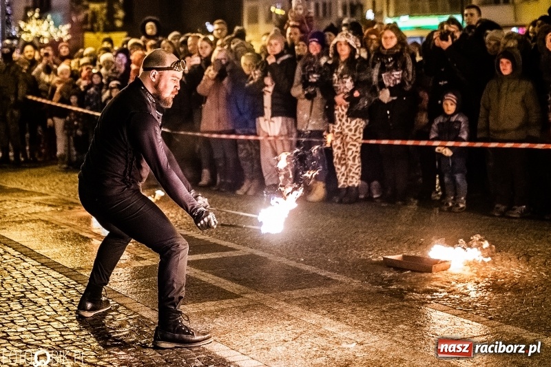 Zdjęcie w galerii na portalu naszraciborz.pl: Ogniste światełko do nieba. Labareda Fireshow na finał raciborskiego WOŚP  wiadomości z regionu