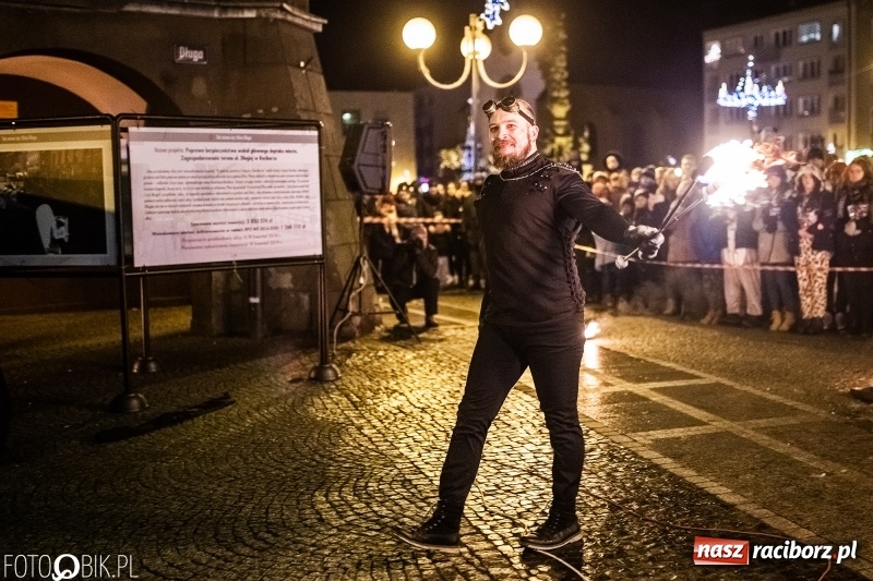 Zdjęcie w galerii na portalu naszraciborz.pl: Ogniste światełko do nieba. Labareda Fireshow na finał raciborskiego WOŚP  wiadomości z regionu