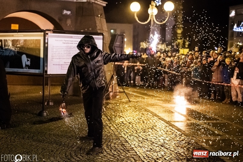 Zdjęcie w galerii na portalu naszraciborz.pl: Ogniste światełko do nieba. Labareda Fireshow na finał raciborskiego WOŚP  wiadomości z regionu