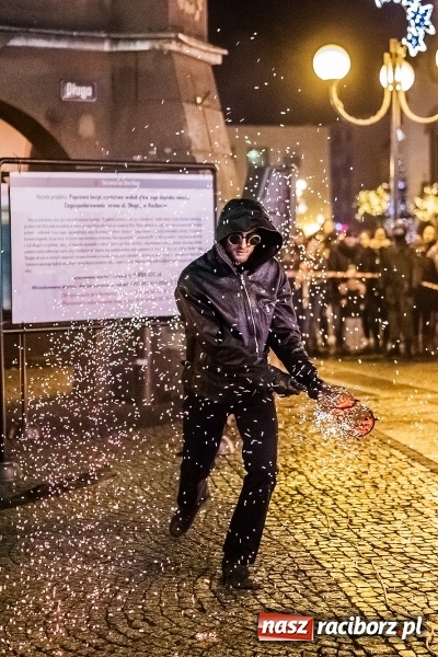 Zdjęcie w galerii na portalu naszraciborz.pl: Ogniste światełko do nieba. Labareda Fireshow na finał raciborskiego WOŚP  wiadomości z regionu