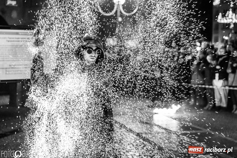 Zdjęcie w galerii na portalu naszraciborz.pl: Ogniste światełko do nieba. Labareda Fireshow na finał raciborskiego WOŚP  wiadomości z regionu