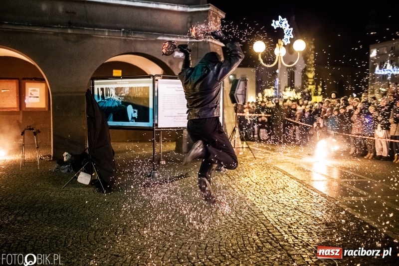 Zdjęcie w galerii na portalu naszraciborz.pl: Ogniste światełko do nieba. Labareda Fireshow na finał raciborskiego WOŚP  wiadomości z regionu