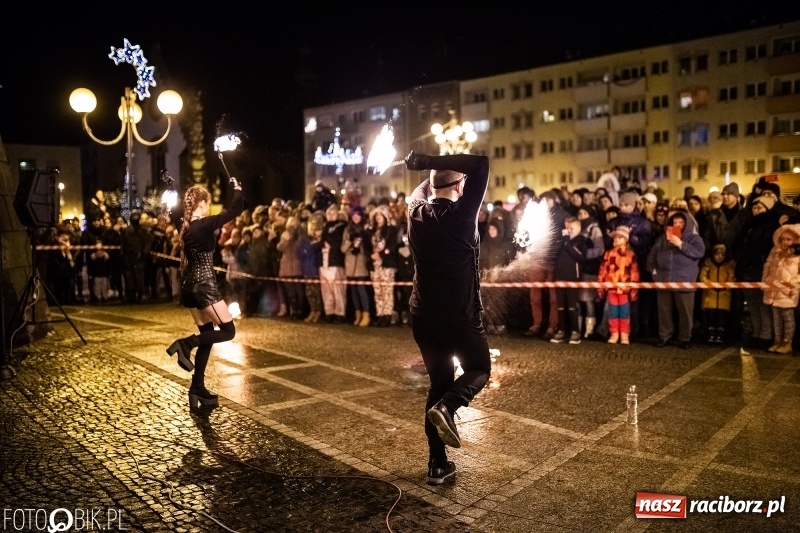 Zdjęcie w galerii na portalu naszraciborz.pl: Ogniste światełko do nieba. Labareda Fireshow na finał raciborskiego WOŚP  wiadomości z regionu