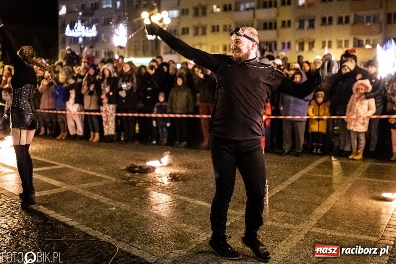 Zdjęcie w galerii na portalu naszraciborz.pl: Ogniste światełko do nieba. Labareda Fireshow na finał raciborskiego WOŚP  wiadomości z regionu