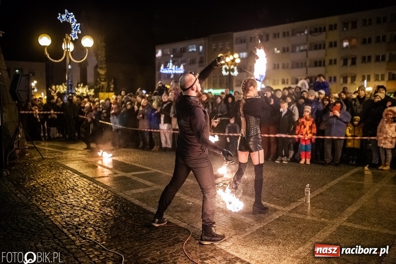 Zdjęcie w galerii na portalu naszraciborz.pl: Ogniste światełko do nieba. Labareda Fireshow na finał raciborskiego WOŚP  wiadomości z regionu