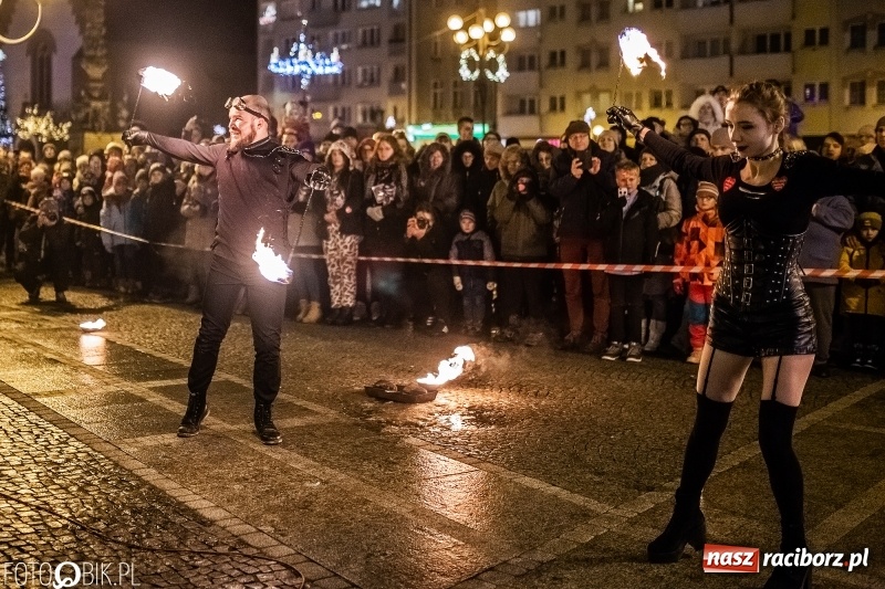 Zdjęcie w galerii na portalu naszraciborz.pl: Ogniste światełko do nieba. Labareda Fireshow na finał raciborskiego WOŚP  wiadomości z regionu