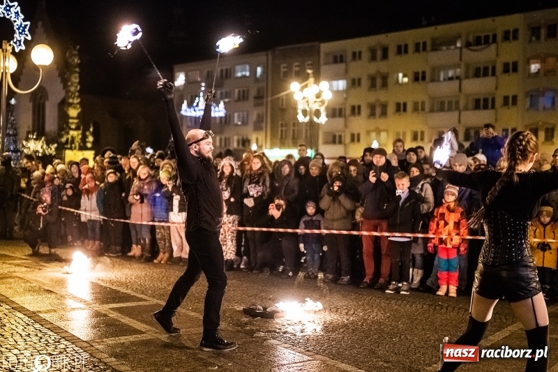 Zdjęcie w galerii na portalu naszraciborz.pl: Ogniste światełko do nieba. Labareda Fireshow na finał raciborskiego WOŚP  wiadomości z regionu