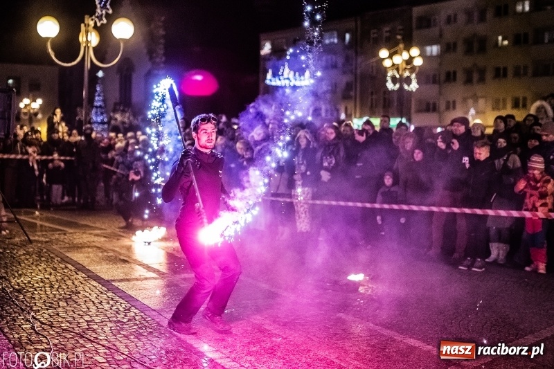 Zdjęcie w galerii na portalu naszraciborz.pl: Ogniste światełko do nieba. Labareda Fireshow na finał raciborskiego WOŚP  wiadomości z regionu
