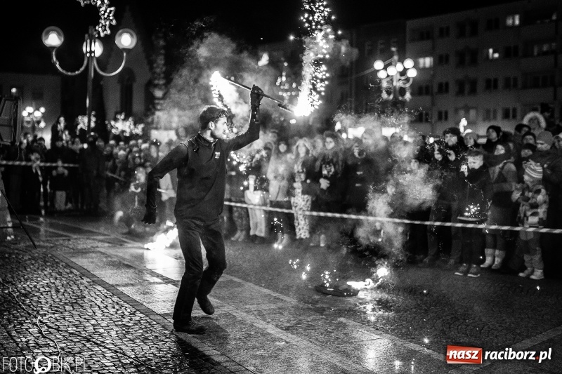 Zdjęcie w galerii na portalu naszraciborz.pl: Ogniste światełko do nieba. Labareda Fireshow na finał raciborskiego WOŚP  wiadomości z regionu