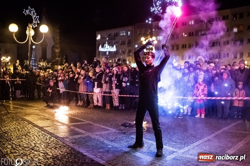 Zdjęcie w galerii na portalu naszraciborz.pl: Ogniste światełko do nieba. Labareda Fireshow na finał raciborskiego WOŚP  wiadomości z regionu