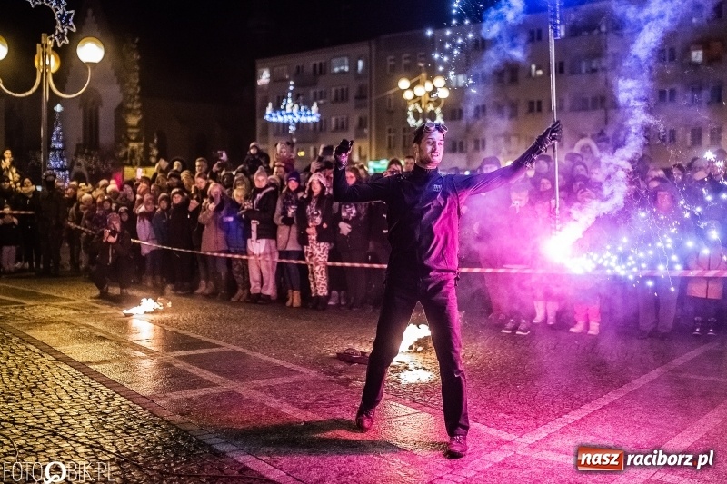 Zdjęcie w galerii na portalu naszraciborz.pl: Ogniste światełko do nieba. Labareda Fireshow na finał raciborskiego WOŚP  wiadomości z regionu
