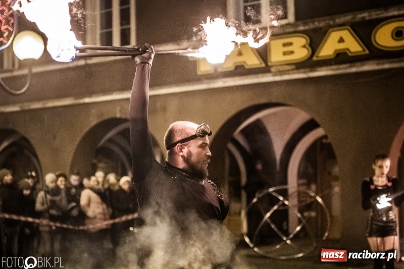 Zdjęcie w galerii na portalu naszraciborz.pl: Ogniste światełko do nieba. Labareda Fireshow na finał raciborskiego WOŚP  wiadomości z regionu