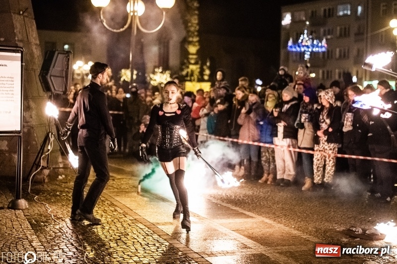 Zdjęcie w galerii na portalu naszraciborz.pl: Ogniste światełko do nieba. Labareda Fireshow na finał raciborskiego WOŚP  wiadomości z regionu