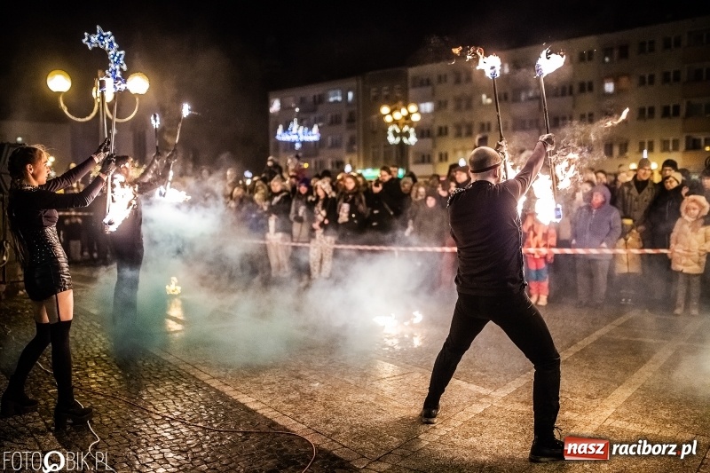 Zdjęcie w galerii na portalu naszraciborz.pl: Ogniste światełko do nieba. Labareda Fireshow na finał raciborskiego WOŚP  wiadomości z regionu