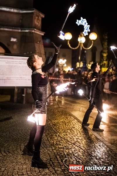 Zdjęcie w galerii na portalu naszraciborz.pl: Ogniste światełko do nieba. Labareda Fireshow na finał raciborskiego WOŚP  wiadomości z regionu