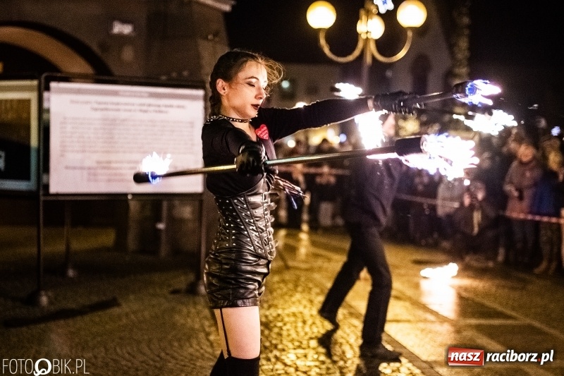 Zdjęcie w galerii na portalu naszraciborz.pl: Ogniste światełko do nieba. Labareda Fireshow na finał raciborskiego WOŚP  wiadomości z regionu