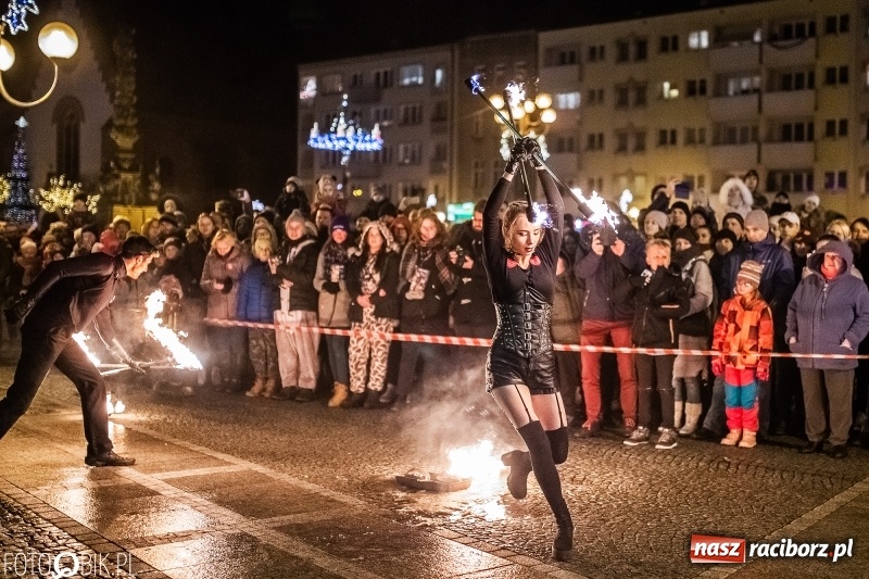Zdjęcie w galerii na portalu naszraciborz.pl: Ogniste światełko do nieba. Labareda Fireshow na finał raciborskiego WOŚP  wiadomości z regionu
