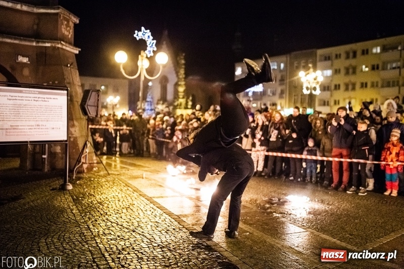Zdjęcie w galerii na portalu naszraciborz.pl: Ogniste światełko do nieba. Labareda Fireshow na finał raciborskiego WOŚP  wiadomości z regionu