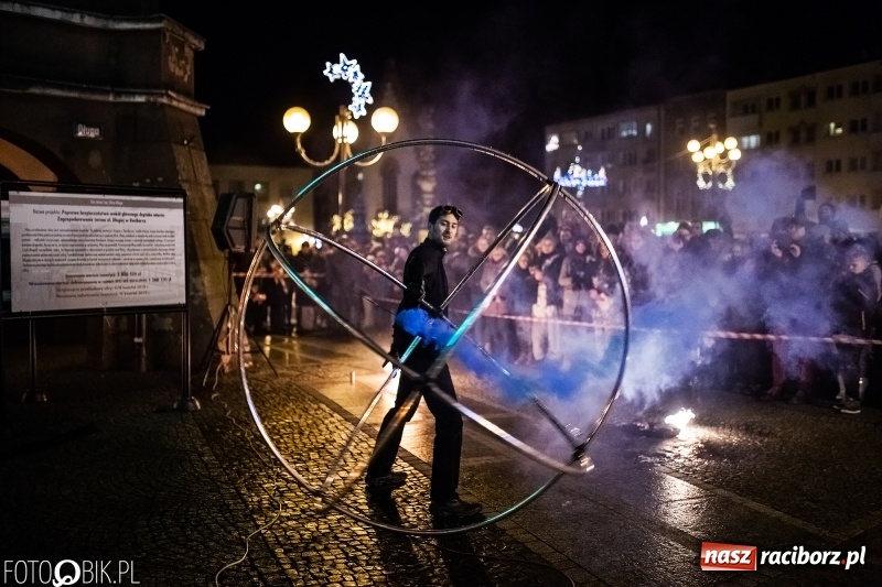 Zdjęcie w galerii na portalu naszraciborz.pl: Ogniste światełko do nieba. Labareda Fireshow na finał raciborskiego WOŚP  wiadomości z regionu