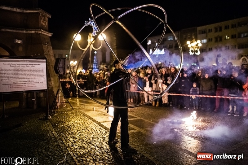 Zdjęcie w galerii na portalu naszraciborz.pl: Ogniste światełko do nieba. Labareda Fireshow na finał raciborskiego WOŚP  wiadomości z regionu