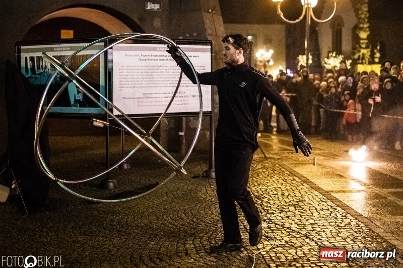 Zdjęcie w galerii na portalu naszraciborz.pl: Ogniste światełko do nieba. Labareda Fireshow na finał raciborskiego WOŚP  wiadomości z regionu