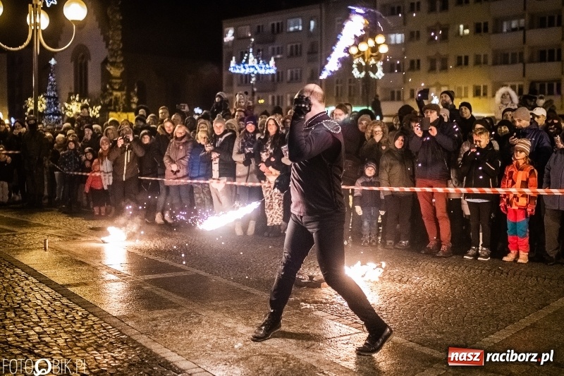 Zdjęcie w galerii na portalu naszraciborz.pl: Ogniste światełko do nieba. Labareda Fireshow na finał raciborskiego WOŚP  wiadomości z regionu