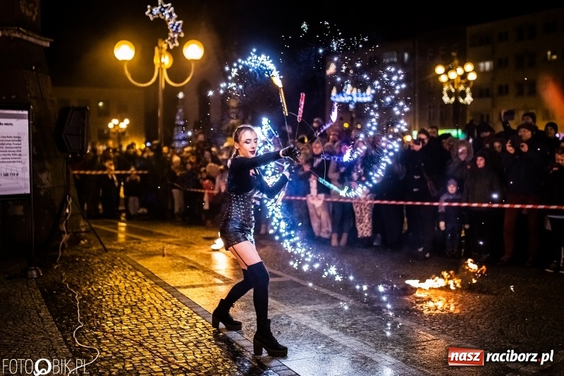 Zdjęcie w galerii na portalu naszraciborz.pl: Ogniste światełko do nieba. Labareda Fireshow na finał raciborskiego WOŚP  wiadomości z regionu