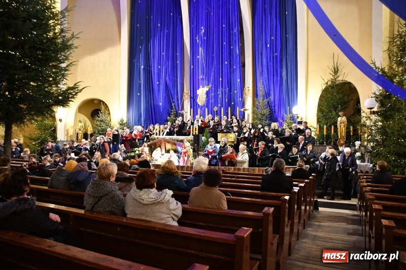 Zdjęcie w galerii na portalu naszraciborz.pl: Chór Pueri Claromontani z Jasnej Góry zaśpiewał dziś w kościele NSPJ  wiadomości z regionu