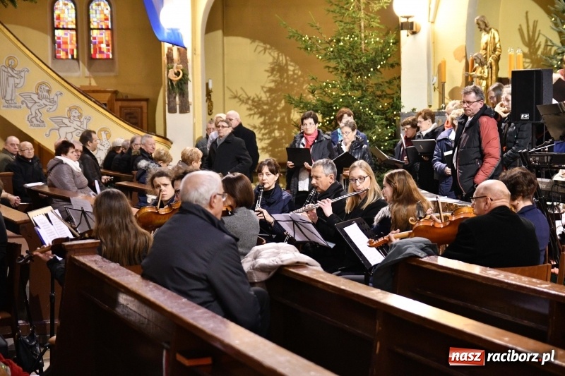 Zdjęcie w galerii na portalu naszraciborz.pl: Chór Pueri Claromontani z Jasnej Góry zaśpiewał dziś w kościele NSPJ  wiadomości z regionu