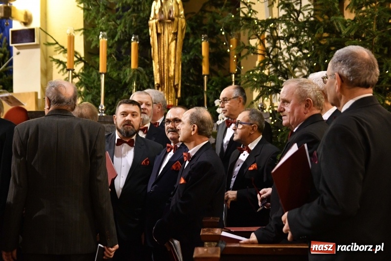 Zdjęcie w galerii na portalu naszraciborz.pl: Chór Pueri Claromontani z Jasnej Góry zaśpiewał dziś w kościele NSPJ  wiadomości z regionu