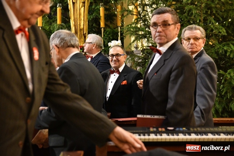 Zdjęcie w galerii na portalu naszraciborz.pl: Chór Pueri Claromontani z Jasnej Góry zaśpiewał dziś w kościele NSPJ  wiadomości z regionu