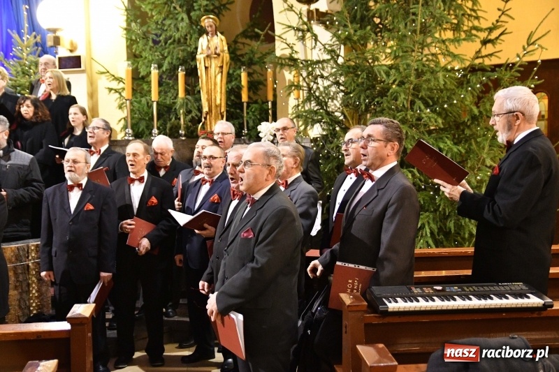 Zdjęcie w galerii na portalu naszraciborz.pl: Chór Pueri Claromontani z Jasnej Góry zaśpiewał dziś w kościele NSPJ  wiadomości z regionu