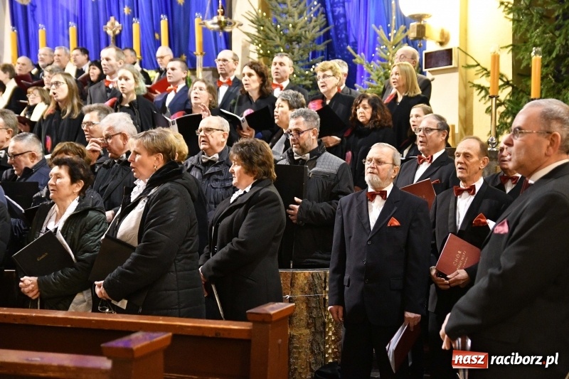 Zdjęcie w galerii na portalu naszraciborz.pl: Chór Pueri Claromontani z Jasnej Góry zaśpiewał dziś w kościele NSPJ  wiadomości z regionu