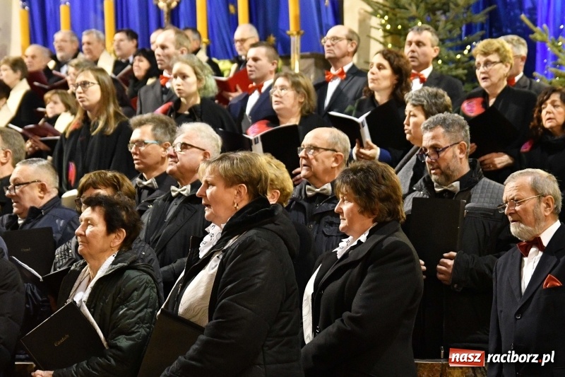 Zdjęcie w galerii na portalu naszraciborz.pl: Chór Pueri Claromontani z Jasnej Góry zaśpiewał dziś w kościele NSPJ  wiadomości z regionu
