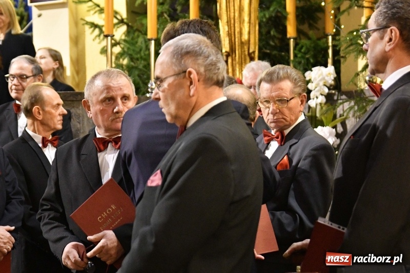 Zdjęcie w galerii na portalu naszraciborz.pl: Chór Pueri Claromontani z Jasnej Góry zaśpiewał dziś w kościele NSPJ  wiadomości z regionu