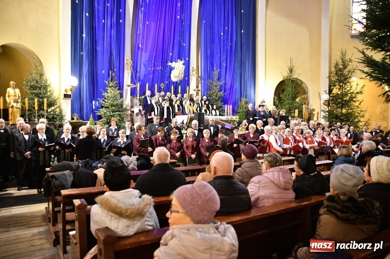 Zdjęcie w galerii na portalu naszraciborz.pl: Chór Pueri Claromontani z Jasnej Góry zaśpiewał dziś w kościele NSPJ  wiadomości z regionu