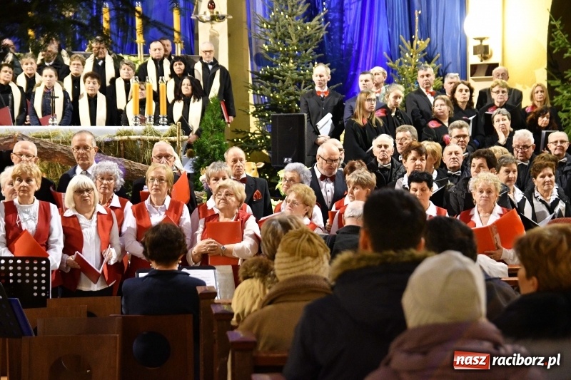 Zdjęcie w galerii na portalu naszraciborz.pl: Chór Pueri Claromontani z Jasnej Góry zaśpiewał dziś w kościele NSPJ  wiadomości z regionu