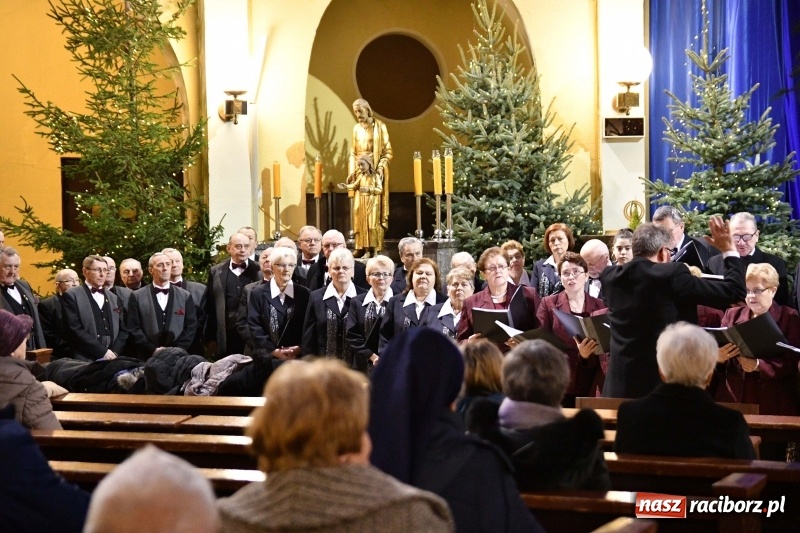 Zdjęcie w galerii na portalu naszraciborz.pl: Chór Pueri Claromontani z Jasnej Góry zaśpiewał dziś w kościele NSPJ  wiadomości z regionu