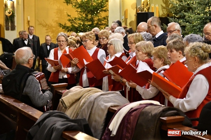 Zdjęcie w galerii na portalu naszraciborz.pl: Chór Pueri Claromontani z Jasnej Góry zaśpiewał dziś w kościele NSPJ  wiadomości z regionu
