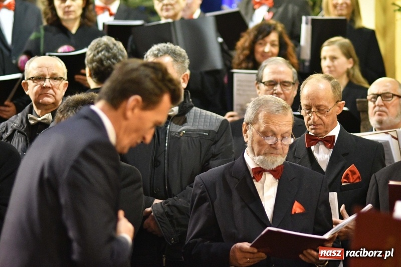 Zdjęcie w galerii na portalu naszraciborz.pl: Chór Pueri Claromontani z Jasnej Góry zaśpiewał dziś w kościele NSPJ  wiadomości z regionu