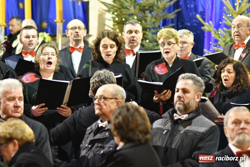 Zdjęcie w galerii na portalu naszraciborz.pl: Chór Pueri Claromontani z Jasnej Góry zaśpiewał dziś w kościele NSPJ  wiadomości z regionu