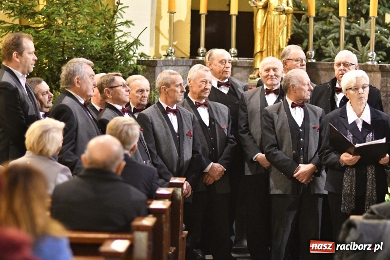 Zdjęcie w galerii na portalu naszraciborz.pl: Chór Pueri Claromontani z Jasnej Góry zaśpiewał dziś w kościele NSPJ  wiadomości z regionu