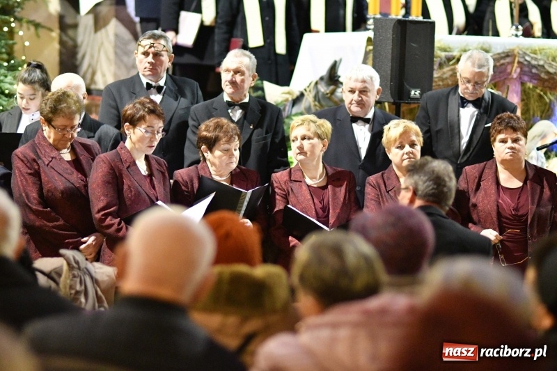 Zdjęcie w galerii na portalu naszraciborz.pl: Chór Pueri Claromontani z Jasnej Góry zaśpiewał dziś w kościele NSPJ  wiadomości z regionu