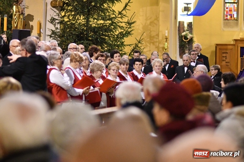 Zdjęcie w galerii na portalu naszraciborz.pl: Chór Pueri Claromontani z Jasnej Góry zaśpiewał dziś w kościele NSPJ  wiadomości z regionu