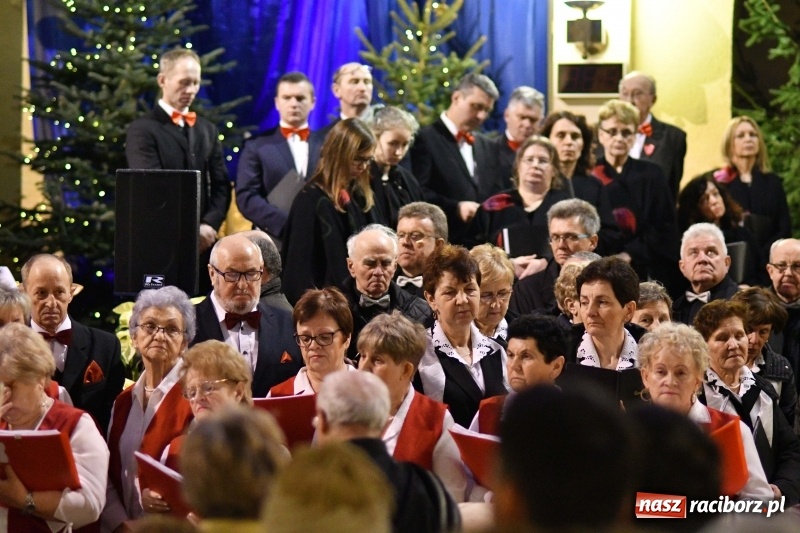 Zdjęcie w galerii na portalu naszraciborz.pl: Chór Pueri Claromontani z Jasnej Góry zaśpiewał dziś w kościele NSPJ  wiadomości z regionu