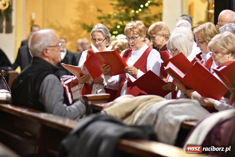 Zdjęcie w galerii na portalu naszraciborz.pl: Chór Pueri Claromontani z Jasnej Góry zaśpiewał dziś w kościele NSPJ  wiadomości z regionu
